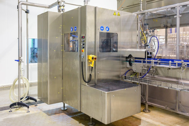 自动瓶线。灌装机适用于灌装液体食品的玻璃瓶，罐头图片下载