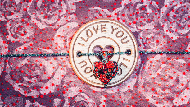 一件木制工艺品上的心形饰品图片下载