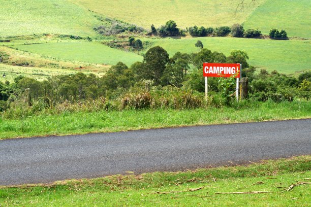 街道附近的露营标志图片下载