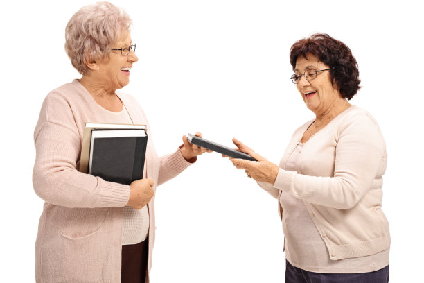 两个老妇人在交换书图片下载