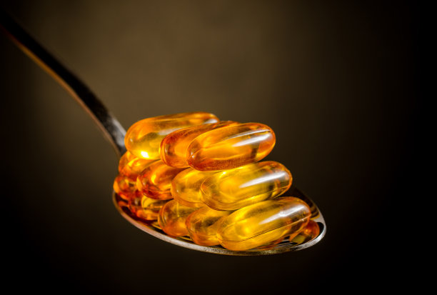 银勺上的鱼油素材图片