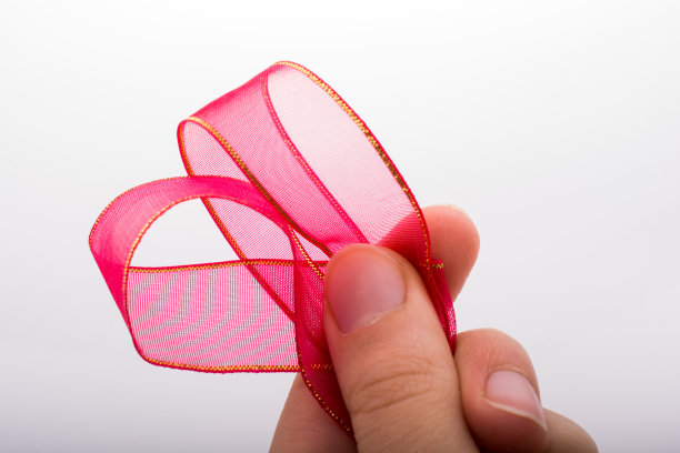 手持粉色丝带图片下载