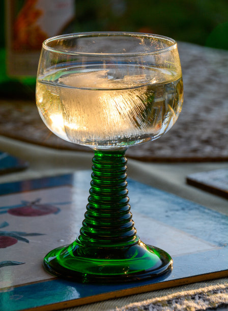 阳光反射在一杯白葡萄酒上图片下载