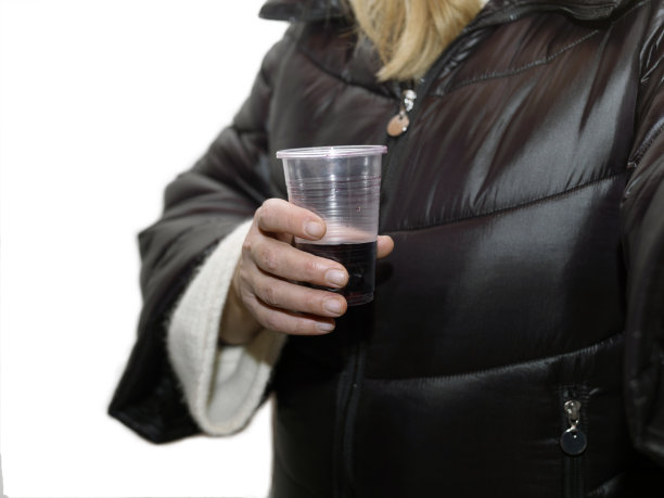 拿着塑料玻璃的女人图片下载