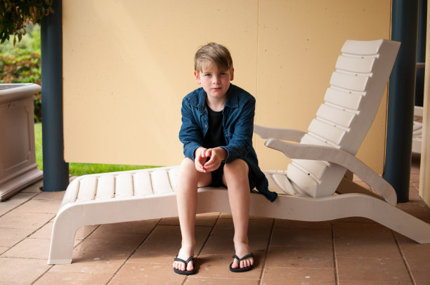 独自坐着的男孩图片下载