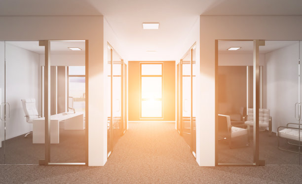 开放空间的办公室内部，类似于会议室。模型3 d渲染。日落。图片下载