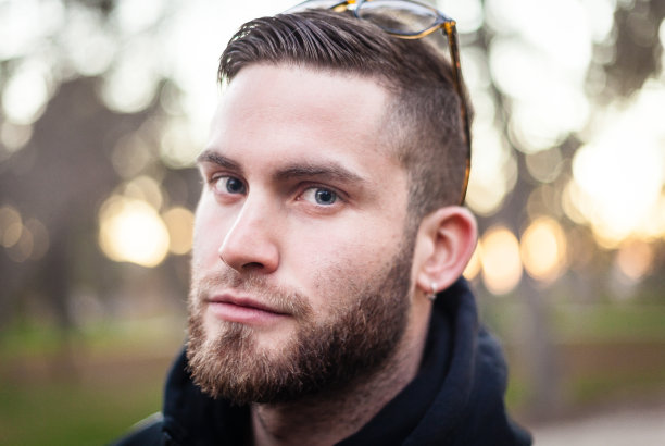 蓝眼睛金发胡子的男人。图片下载