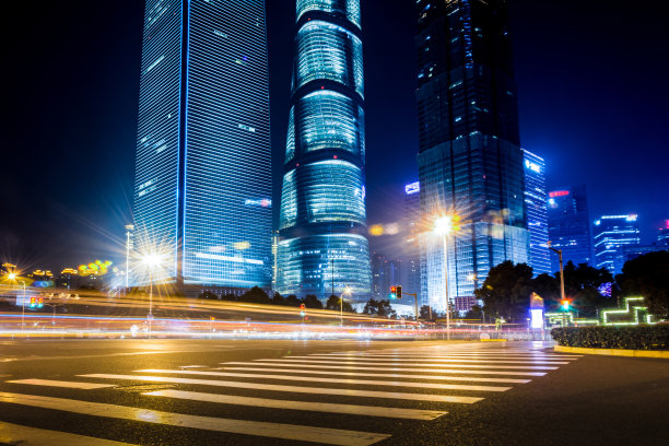 上海陆家嘴金融贸易区的现代都市夜景背景素材图片