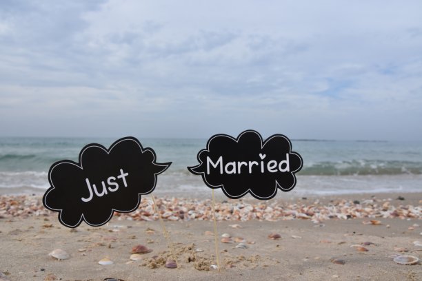 海滩上的婚礼道具图片下载