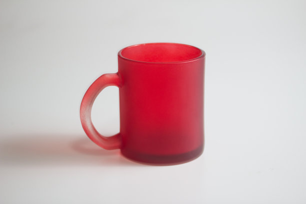 白色背景下的红色杯子图片下载