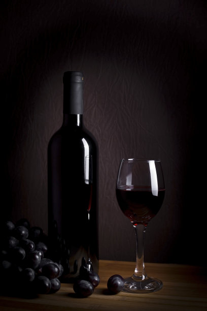 用玻璃杯和酒瓶盛葡萄酒图片下载