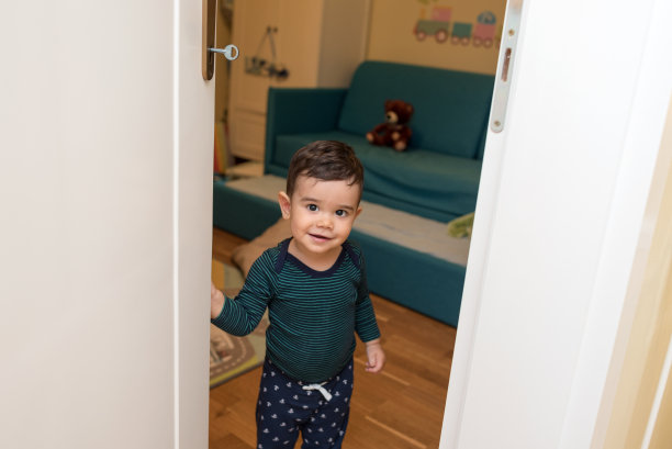 小男孩在屋子里，打开房门进入他的房间图片下载