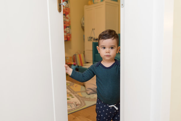 小男孩在屋子里，打开房门进入他的房间图片下载