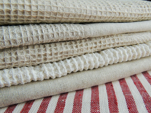 手工制作的暗色的华夫饼，亚麻，棉质餐巾，毛巾在白色亚麻的背景上。图片下载