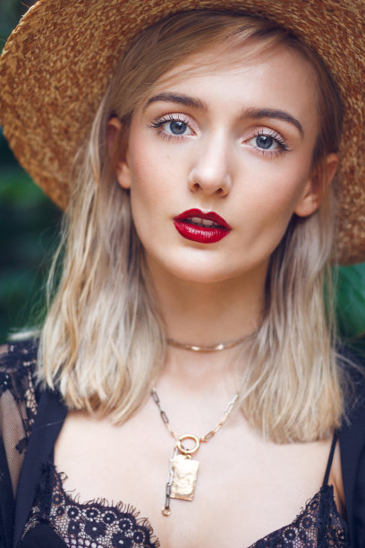 漂亮的女人穿着黑色花边的衣服图片下载