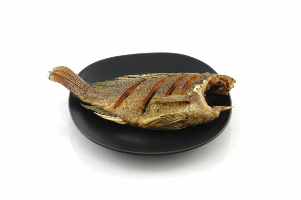 鱼油炸罗非鱼孤立在白色背景图片下载