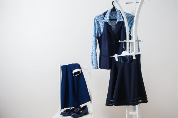 衣服挂在衣架上，以白色为背景图片下载