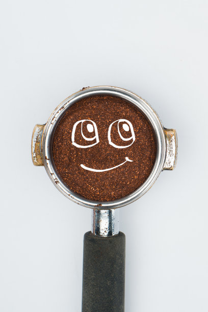 顶视图的咖啡篡改与笑脸孤立在白色图片下载