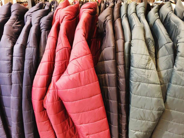 男女羽绒服在商店的柜台上图片下载