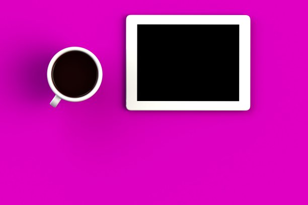咖啡杯与平板电脑在粉红色的背景，顶视图与copyspace的文本，3D渲染图片下载