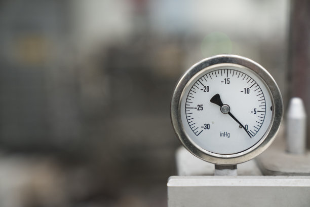 压力表安装在旧的机器、测量仪器和工业设备上图片下载