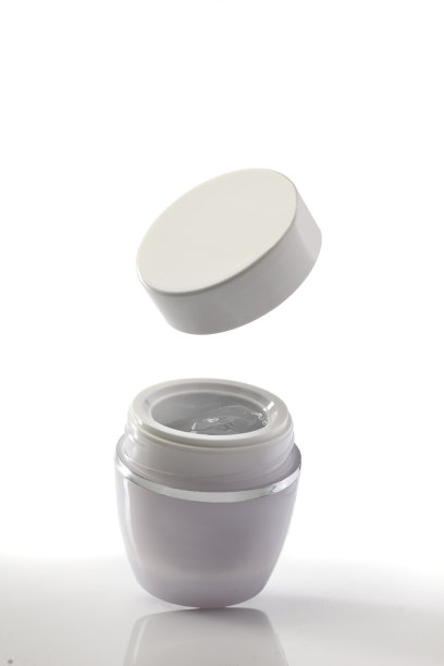 空白白色罐与凝胶和飞行盖上白色背景图片下载