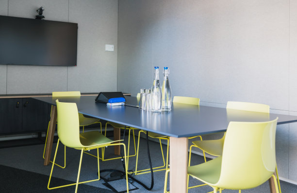 现代化的小办公室会议室图片下载