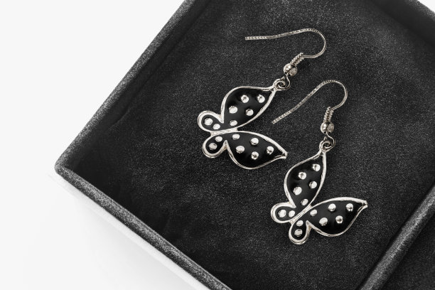 盒子里的耳环图片下载