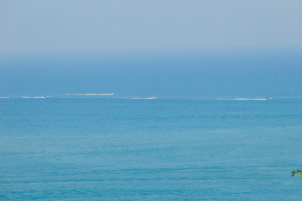 美丽的蓝色海景和水上旅游活动，如在Koh Sire海滩上划船，游艇巡航和水上摩托艇。这张照片拍摄于泰国普吉市Wat Sire temple山的山顶。图片下载