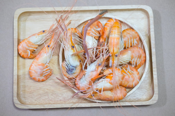 海鲜煮虾美味的餐厅桌上。有选择性的重点图片下载