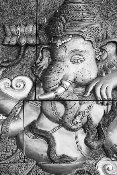 墙上的象头神混凝土雕刻，黑白风格图片下载