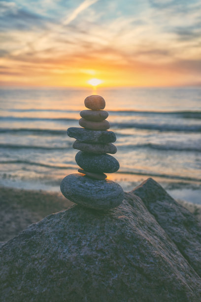 落日映衬下的金字塔般的石头素材图片