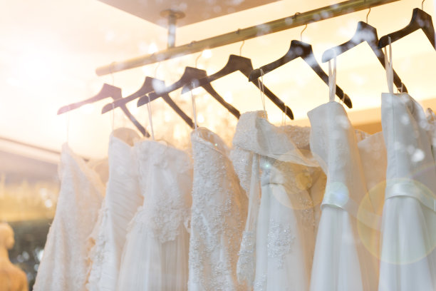 漂亮的婚纱挂在架子上图片下载