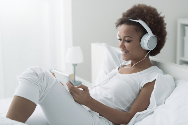 在床上放松的女人图片下载