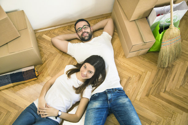 一对幸福的年轻夫妇搬进来了图片下载