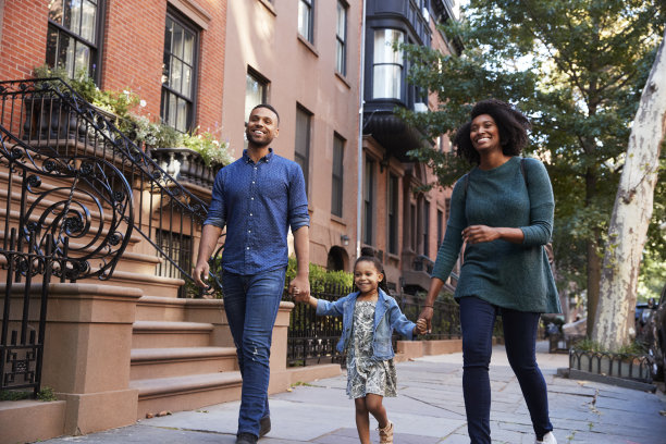 一家人在街上散步，特写素材图片