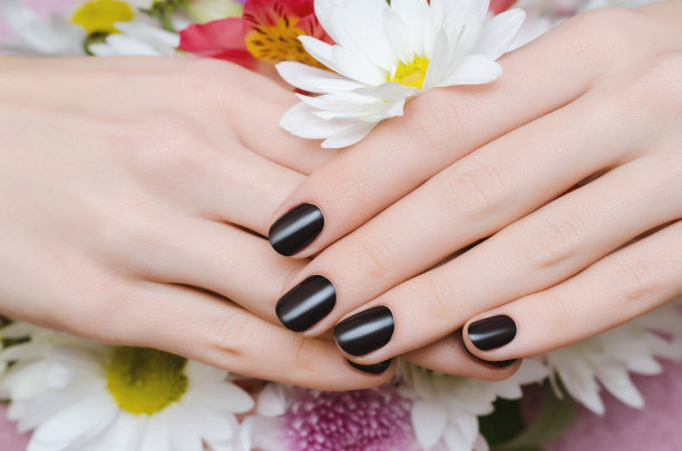 女性的手有深红色的指甲设计。图片下载