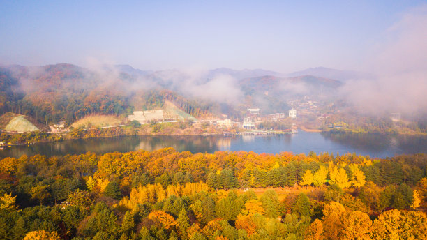 鸟瞰图。韩国首尔奈美岛的秋日日出图片下载