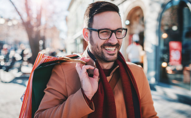 现代的年轻人在购物寻找礼物。消费主义、购物、生活理念图片下载