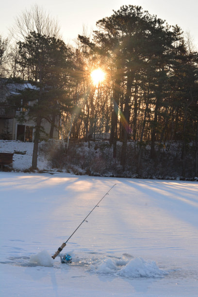 日出冰上钓鱼图片下载