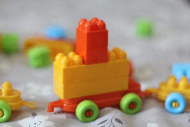 玩彩色积木图片下载