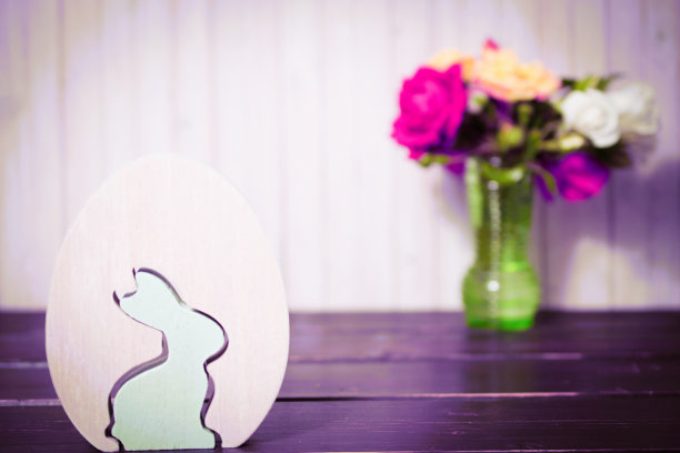 复活节装饰背景以木制的兔子蛋和鲜花。副本的空间。图片下载