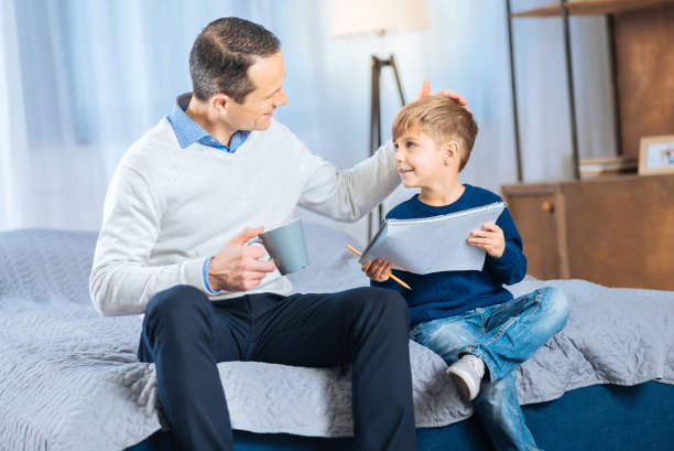 慈爱的父亲称赞儿子画得好图片下载