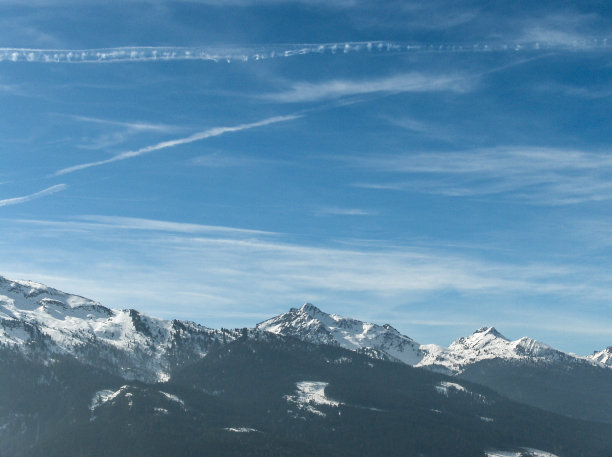 美丽的意大利阿尔卑斯山脉覆盖着皑皑白雪和蓝天图片下载