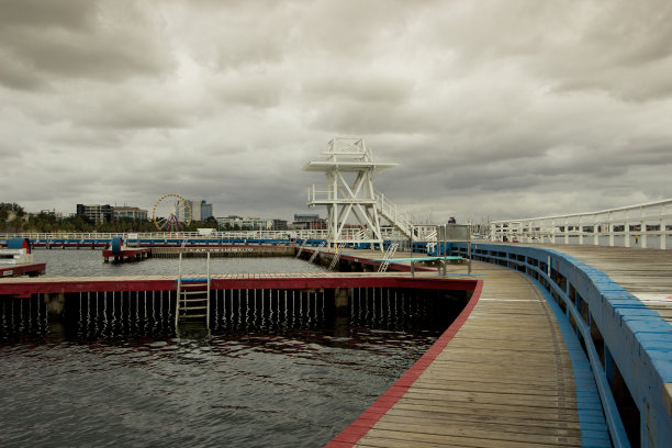 海滨游泳池周围的木板路和跳台图片下载