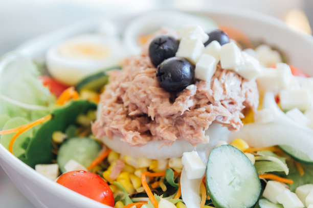 关闭自制新鲜金枪鱼沙拉。图片下载