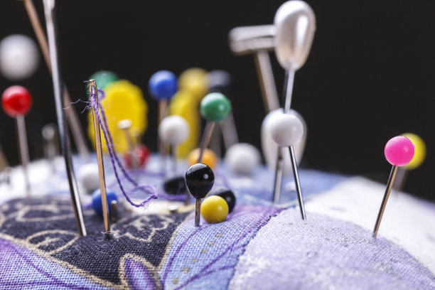 针垫和大头针的特写。图片下载