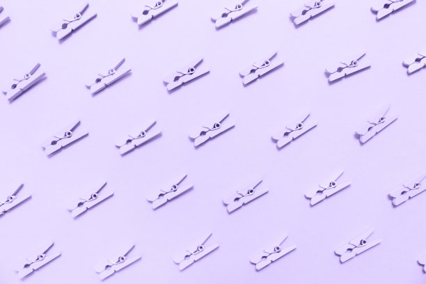 图案与粉红色的衣服别针。紫外光色调，2018年度流行色图片下载