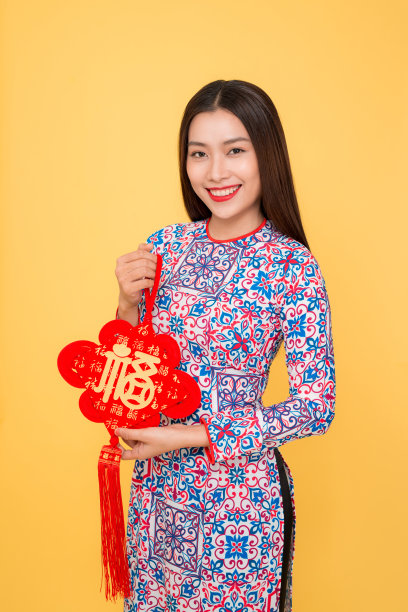 越南妇女传统节日服饰鳌戴把持属性。文本意味着幸福。图片下载