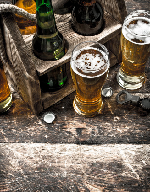 啤酒装在装有玻璃杯的盒子里。图片下载